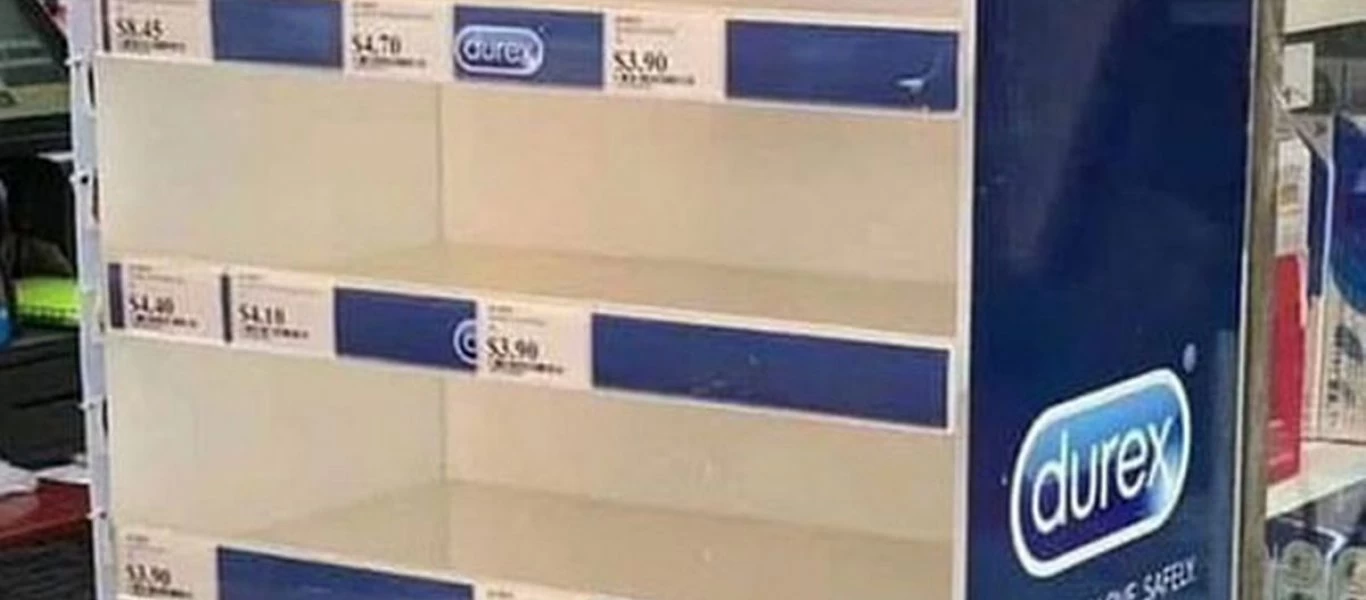 Προφυλακτικά... τέλος: Τα βάζουν στα δάχτυλα τους για προστασία από τον κορωνοϊό (φώτο)